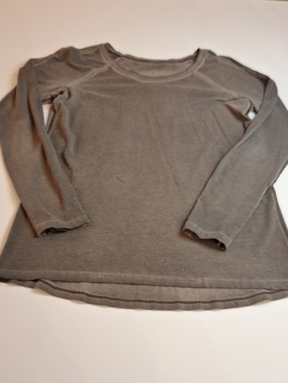 #1405 Lululemon Lightweight Long Sleeve T approximate size 6 **flaw**small Spot
